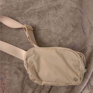 white opal gentle used 1L lululemon everywhere belt bag